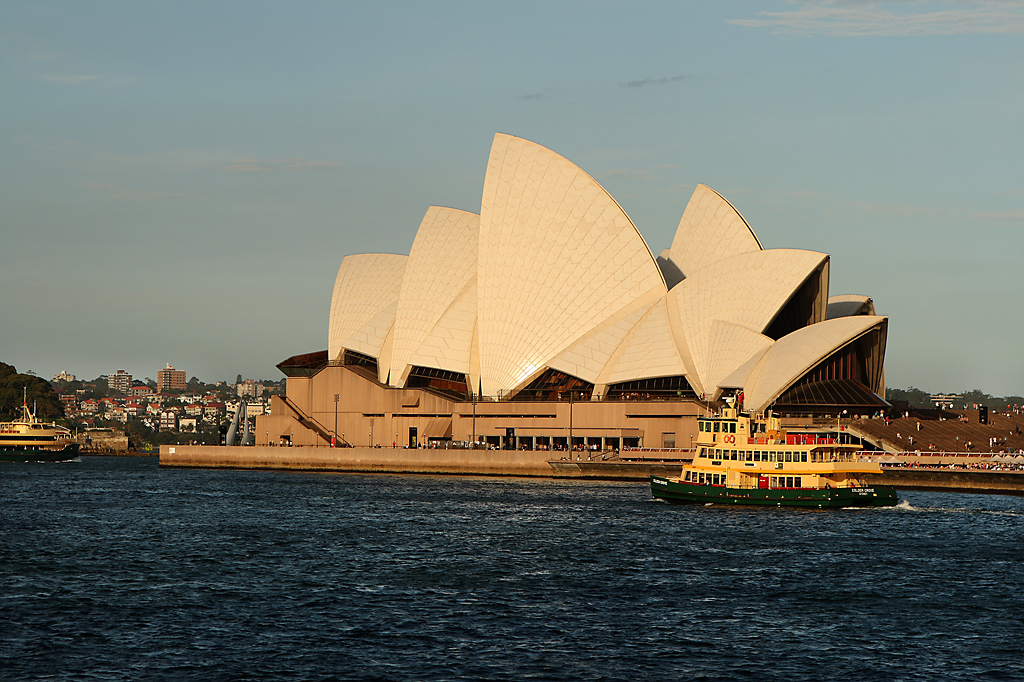 Sydneyská Opera v zapadajícím slunci
